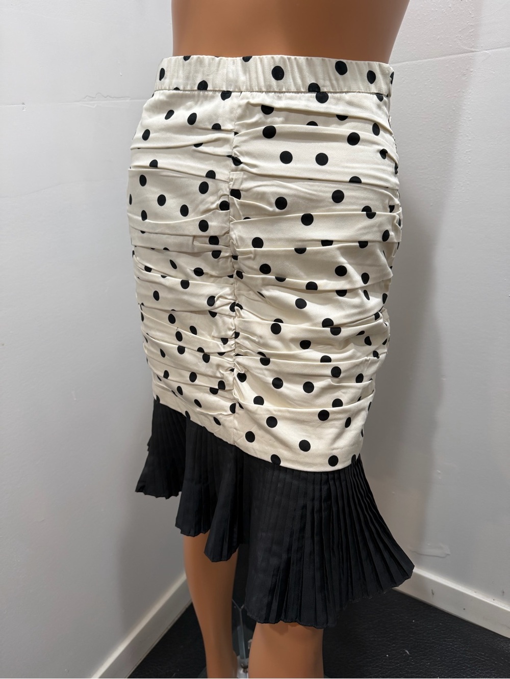 Estradivarius skirt white/black polka dots size small DO WHAT YOU LOVE